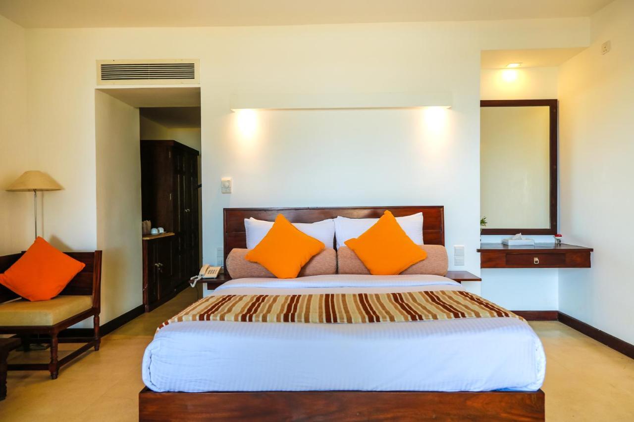 Grand Beach Wadduwa Exterior photo