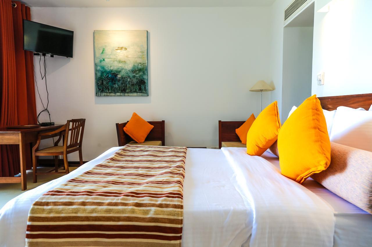 Grand Beach Wadduwa Exterior photo
